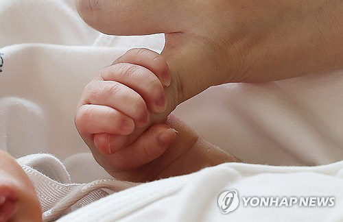 세계 인구의 날인 11일 오후 경기도 수원시 팔달구 쉬즈메디병원에서 신생아가 엄마 손을 잡고 있다. 연합뉴스